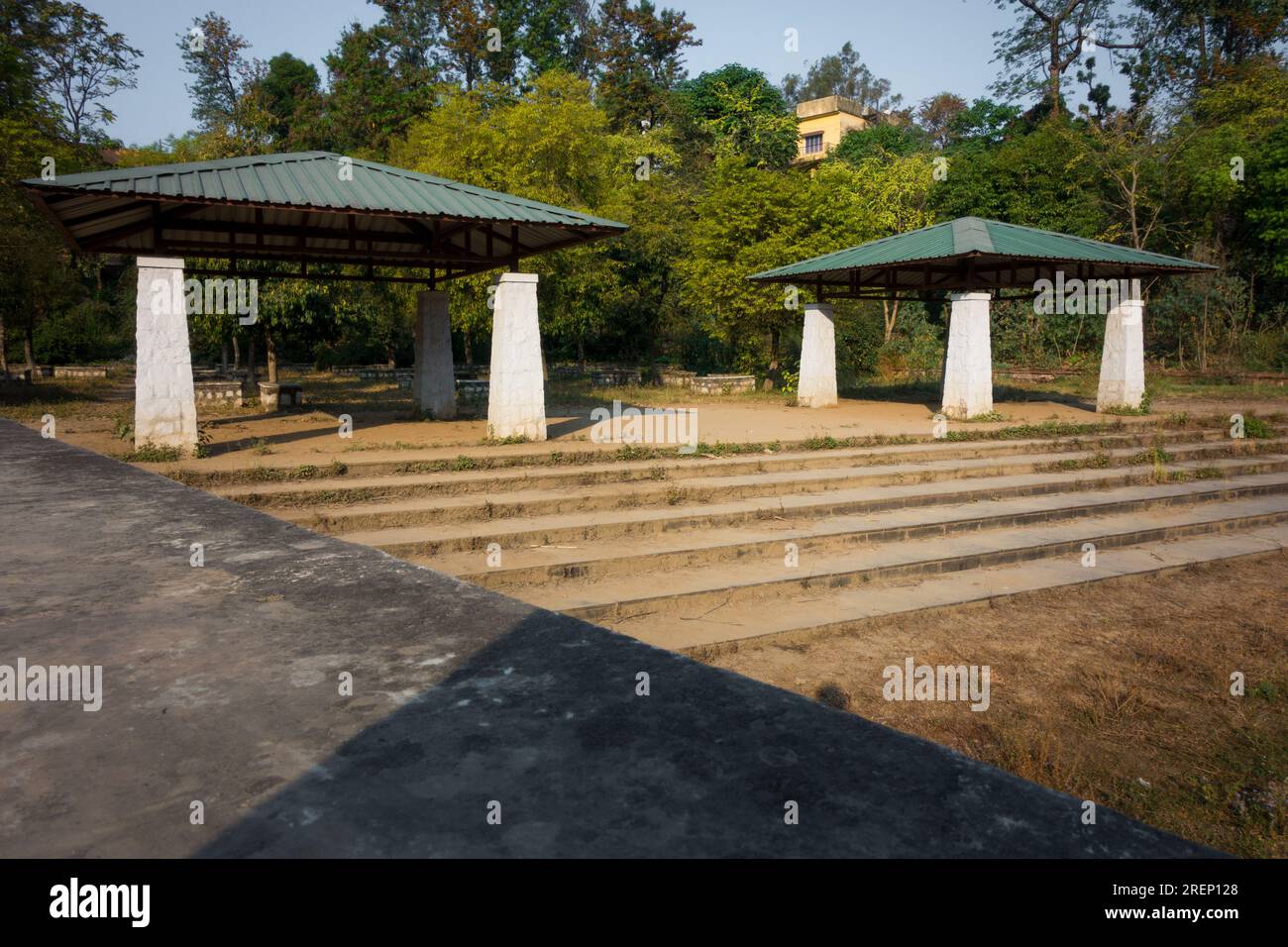 Säulenbasierte Schutzdächer in einem Außenpark. Dehradun, Indien. Stockfoto