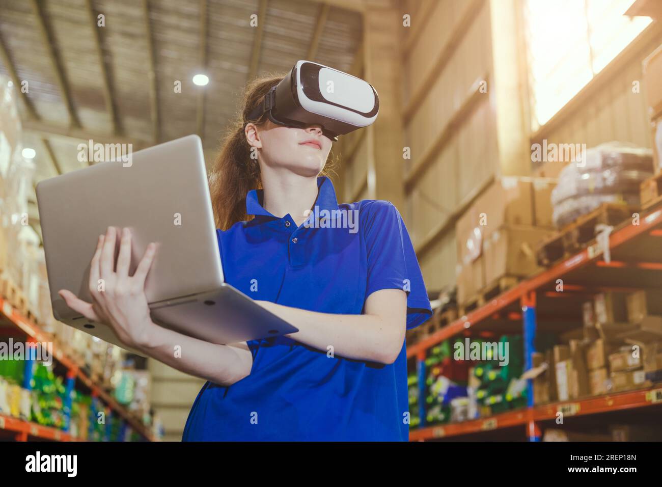 Intelligenter Arbeiter, der ein digitales VR-Gerät mit moderner fortschrittlicher Technologie zur Steuerung des Betriebs verwendet, verwaltet das Lager für Industrieprodukte Stockfoto