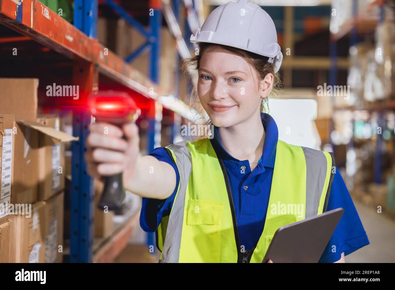 Portrait glückliche junge Frauen Lagerarbeiter, die in der Warenlager-Frachthalle für den Versand von Produkten arbeiten Stockfoto