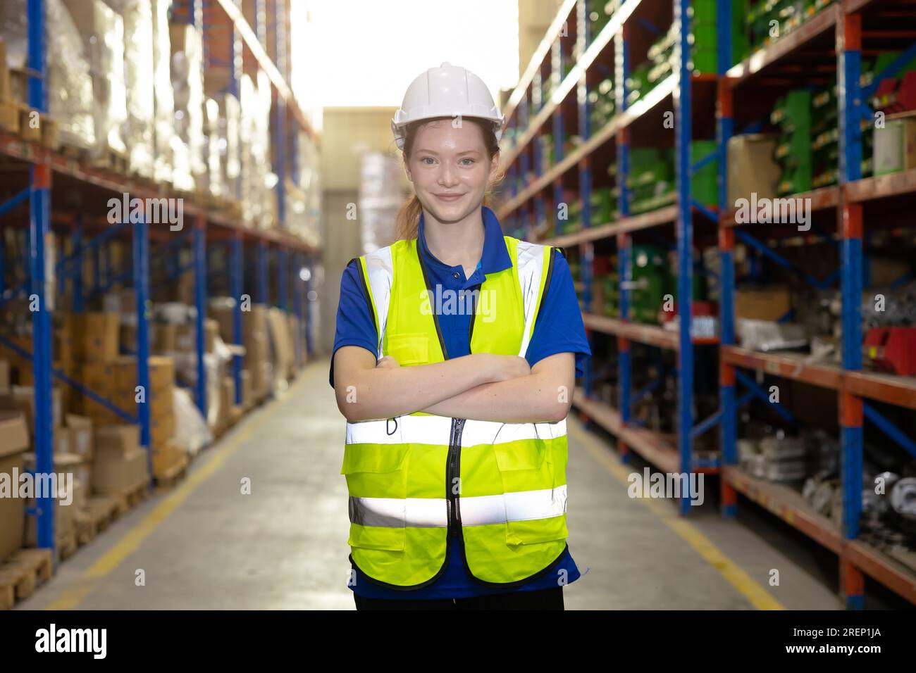 Portrait glückliche junge Frauen Lagerarbeiter, die in der Warenlager-Frachthalle für den Versand von Produkten arbeiten Stockfoto