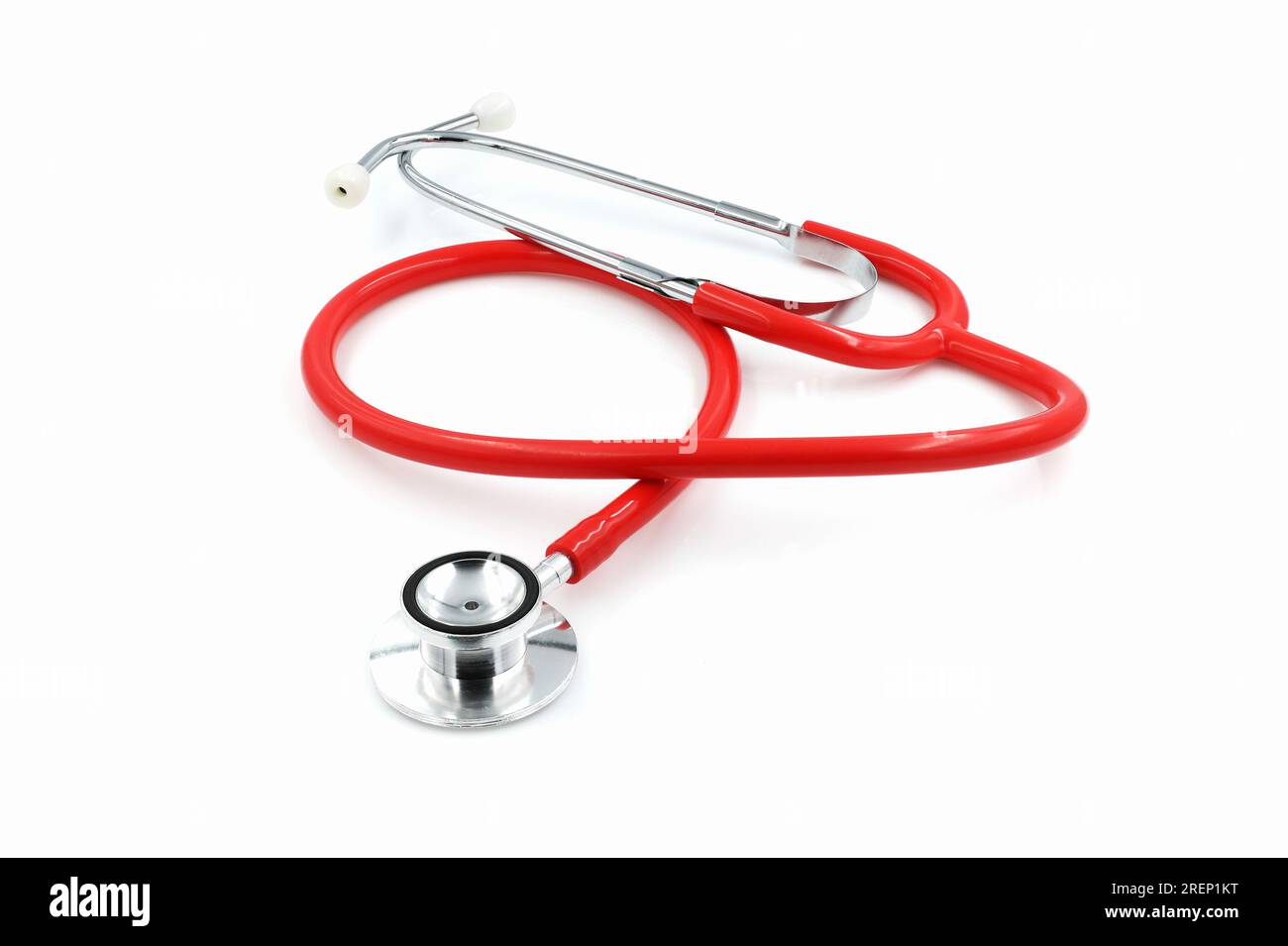 Rotes Stethoskop. Medizinische Geräte auf weißem Hintergrund. Symbol für das Versorgungskonzept des Arztkrankenhauses. Stockfoto