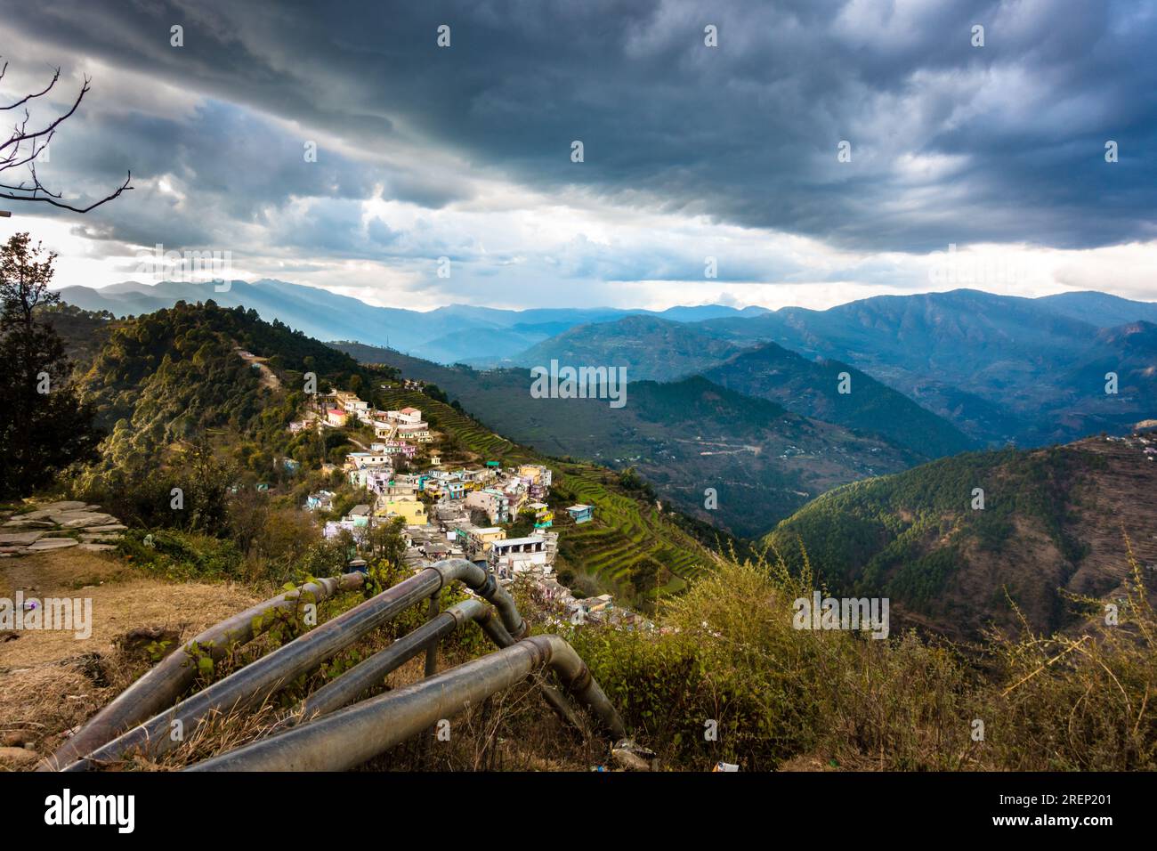 Oktober 14. 2022, Uttarakhand, Indien. Wasserrohrleitungen, die sich die Hügel von Garhwal in Uttarakhand hinunter schlängeln, inmitten malerischer Landschaften, Berge und Stadt V Stockfoto