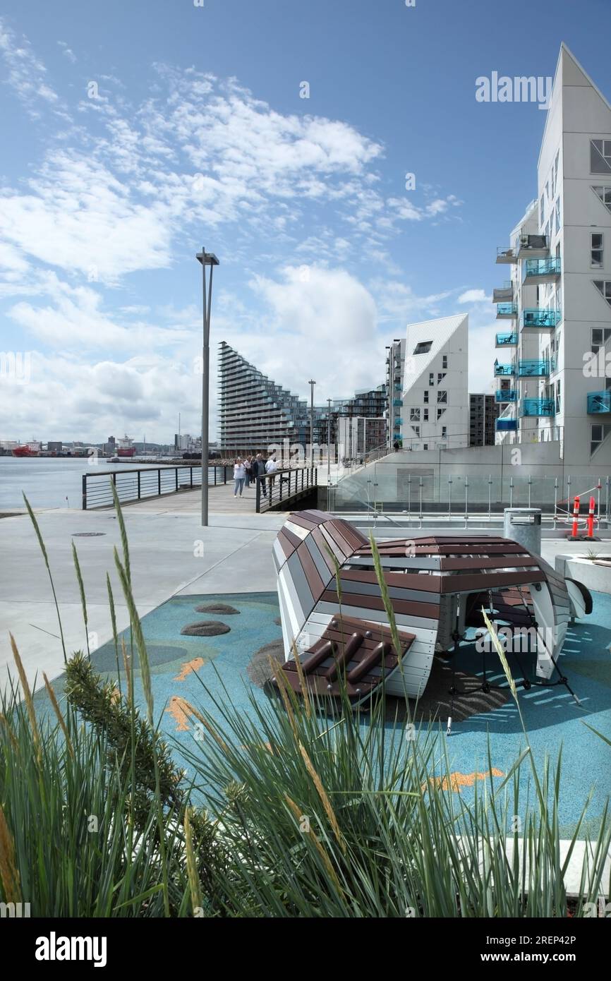 Aarhus Residential Development (L) and the Iceberg Houses (R), Aarhus docklands, Dänemark. Stockfoto