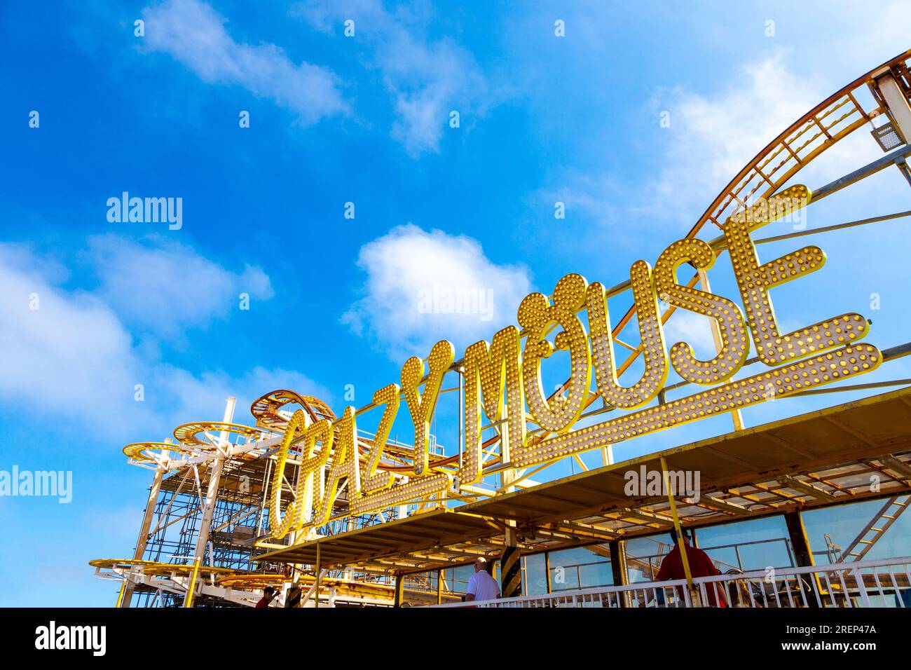 Crazy Mouse Achterbahn im Vergnügungspark Brighton Palace Pier, Brighton, East Sussex, England Stockfoto