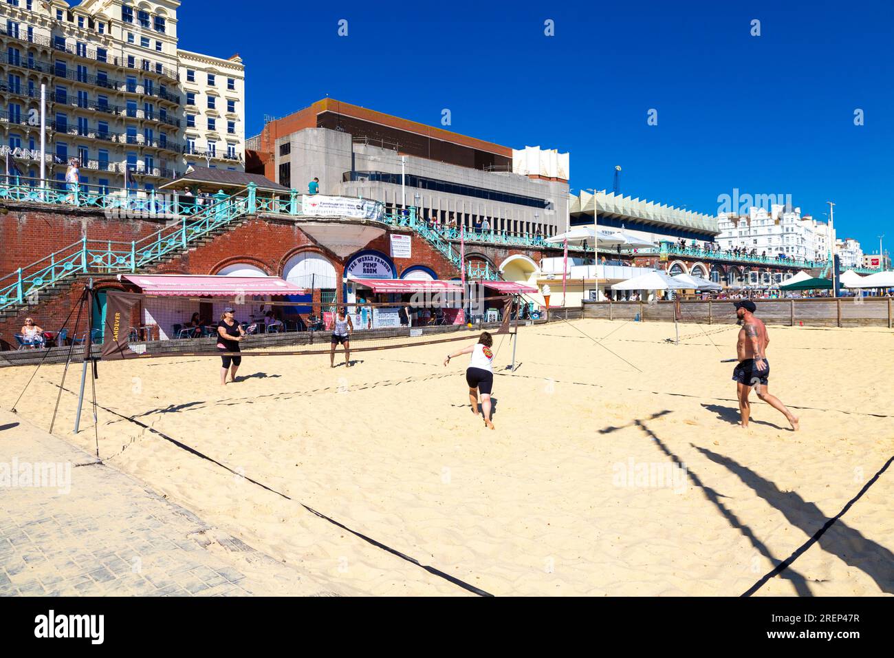 Leute, die an einem heißen Sommertag im Brighton Sand Court Strandspiele spielen, in Brighton, East Sussex, England Stockfoto