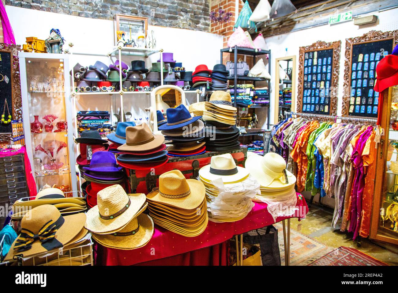 Klassische Hüte und Kleidung auf dem Flohmarkt des North Laine Bazaar in Brighton, East Sussex, England Stockfoto