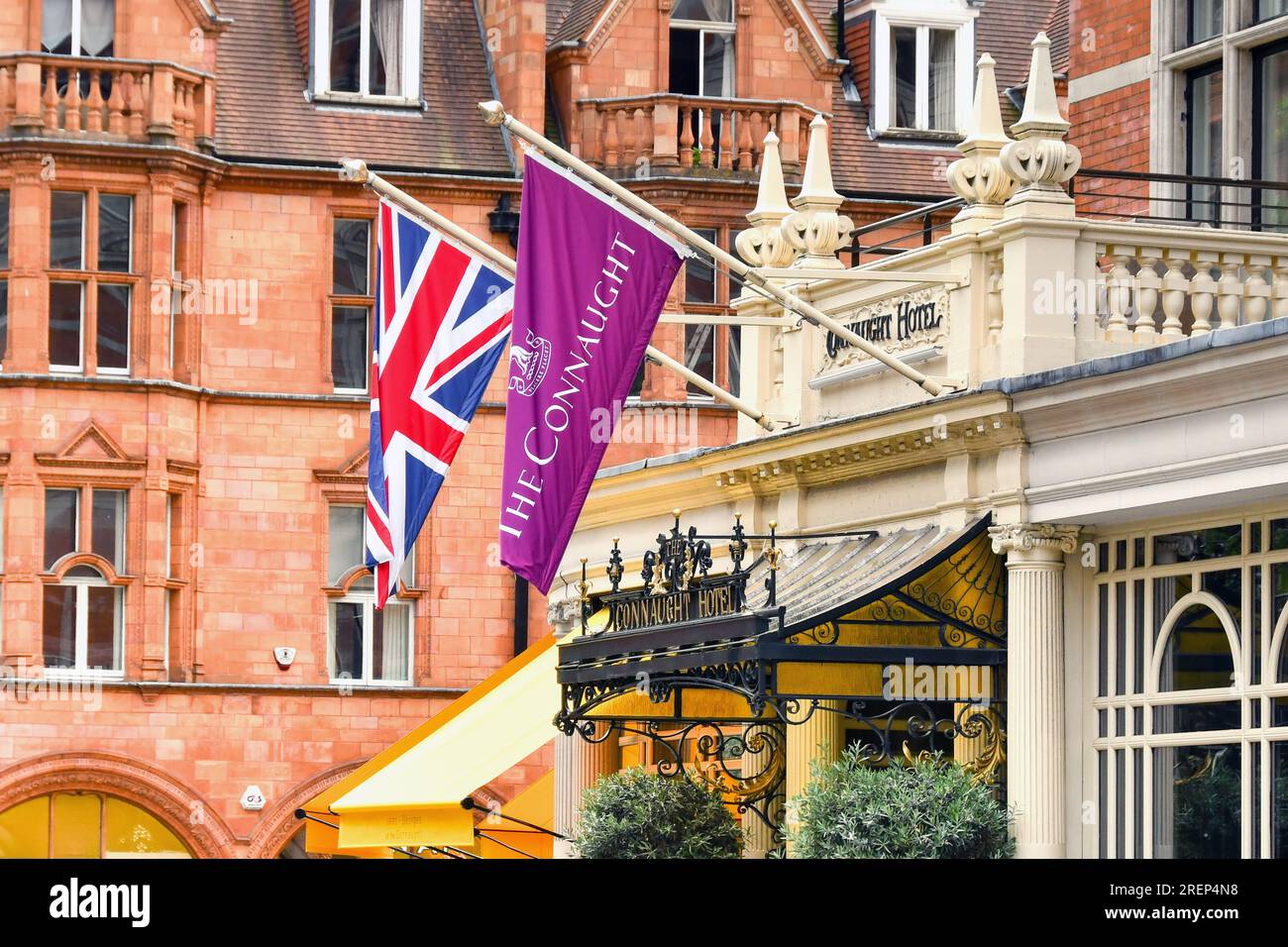 London, England, Großbritannien - 28. Juni 2023: Eintritt zum Connaught Hotel in Mayfair im Zentrum von London Stockfoto