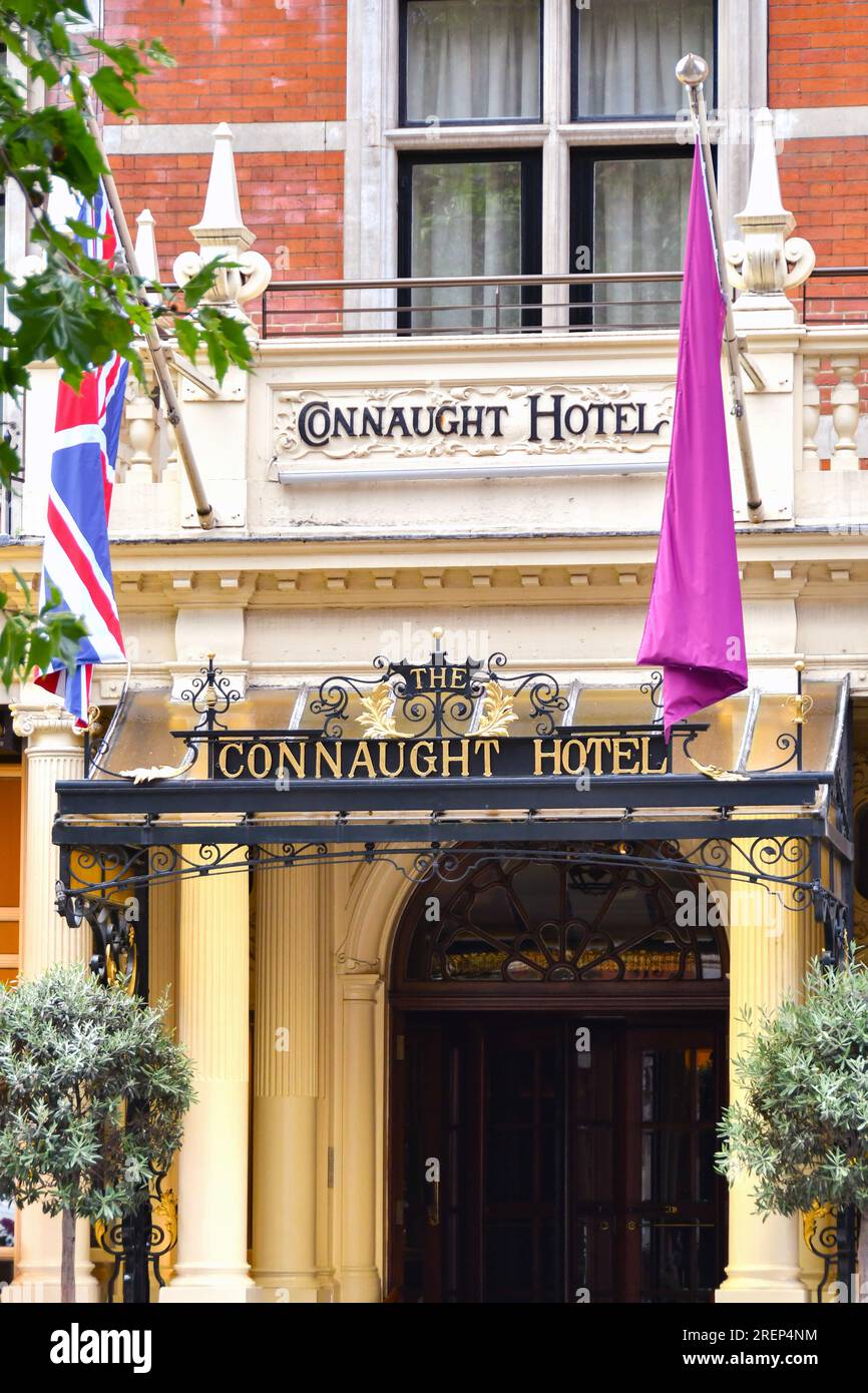 London, England, Großbritannien - 28. Juni 2023: Eintritt zum Connaught Hotel in Mayfair im Zentrum von London Stockfoto