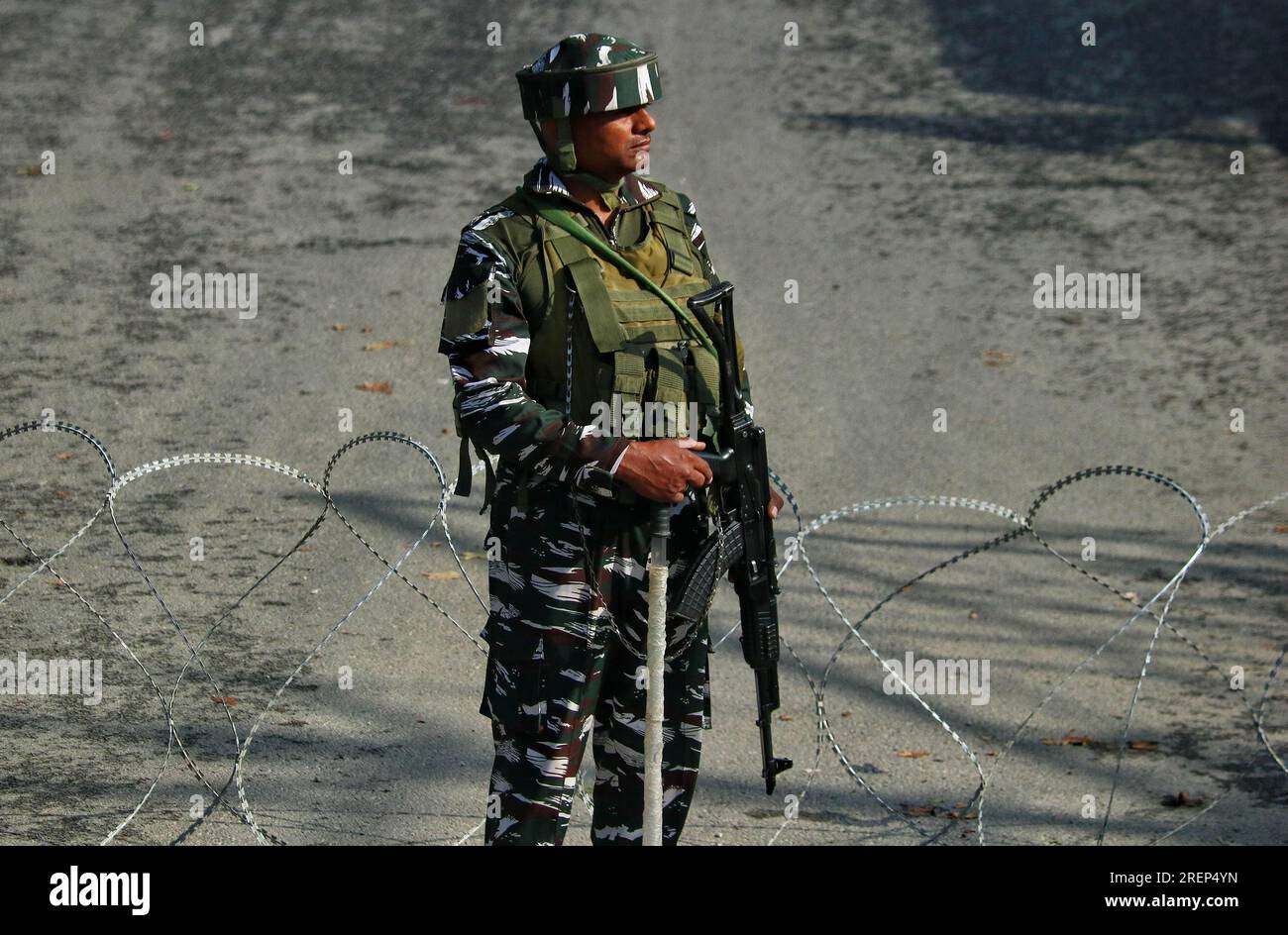 Srinagar, Indien. 27. Juli 2023. 27. Juli 2023, Srinagar Kaschmir, Indien : ein indischer paramilitärischer Soldat wacht am achten Tag von Ashura in Srinagar in der Nähe der Muharram-Prozession. Die Staatsregierung hat die Muharram-Prozession zum ersten Mal seit drei Jahrzehnten auf ihrem traditionellen Weg zugelassen. Am 27. Juli 2023 in Srinagar Kashmir, Indien. (Foto: Firdous Nazir/Eyepix Group/Sipa USA) Kredit: SIPA USA/Alamy Live News Stockfoto