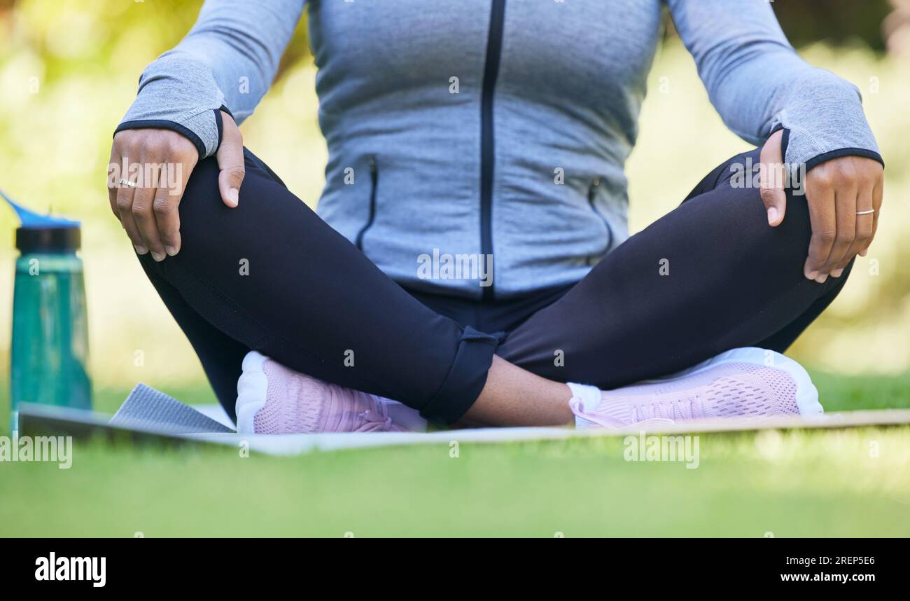 Yoga-Meditation, Beine oder Natur meditieren für spirituelle Heilung, Chakra-Energiebilanz oder Parkfreiheit. Nahaufnahme Körper, Hände oder Zen-Yoga entspannen Stockfoto