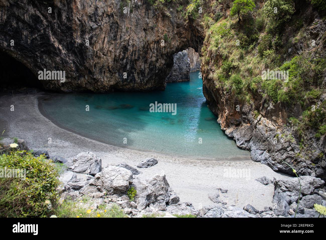 Wunderschöner versteckter Strand. Die Saraceno-Grotte liegt am Meer in Salerno, Kampanien, Salerno, Italien Stockfoto