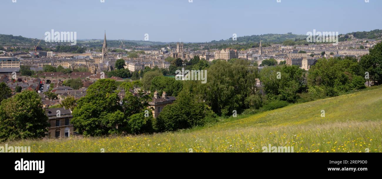 Bath Skyline Panorama - Bathwick Hill bietet einen atemberaubenden Blick von den üppigen Wiesenhängen über die Skyline von Bath. Stockfoto