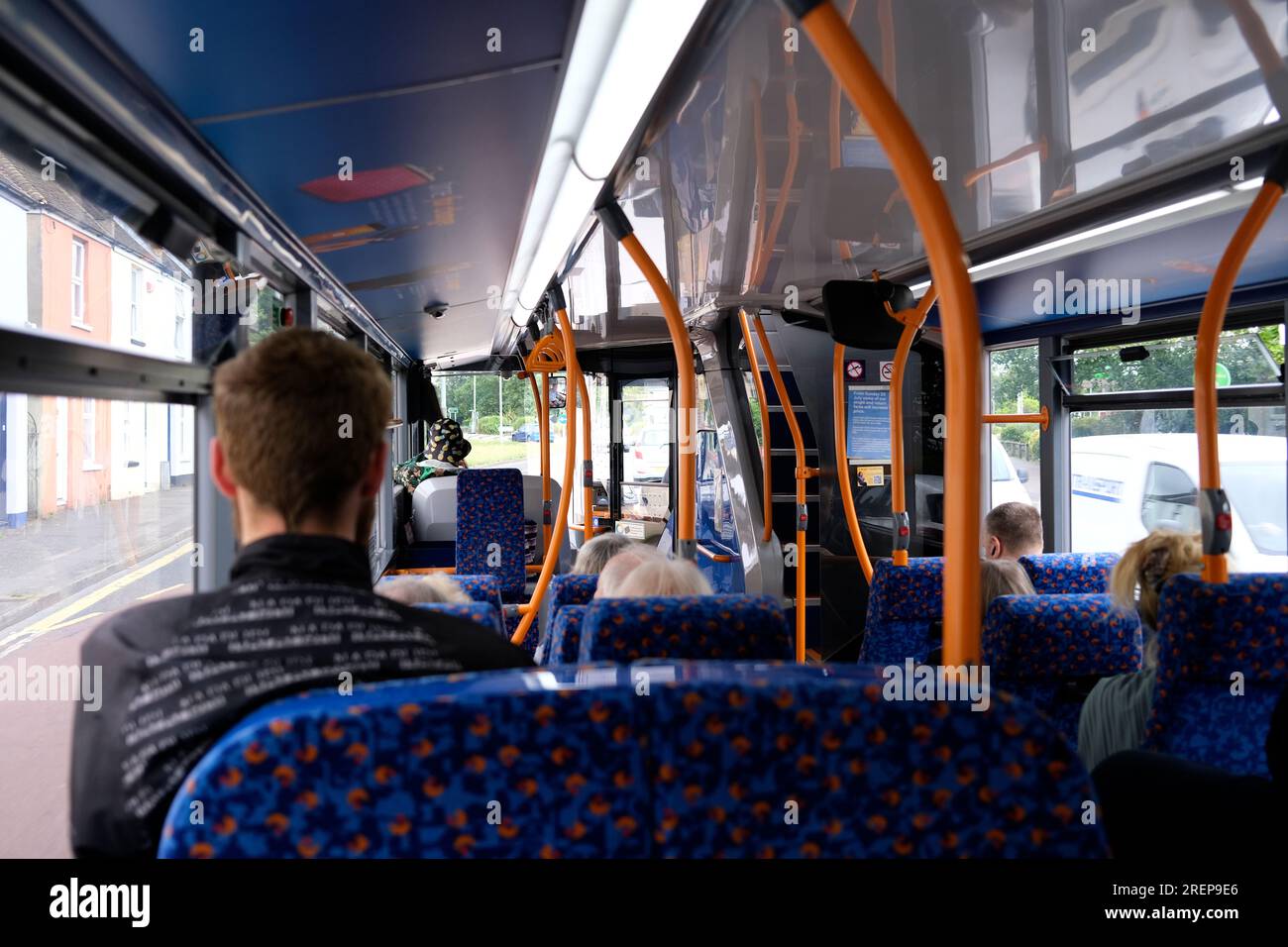 Pendler in einem bus von canterbury, Stadt canterbury, kent, großbritannien, juli 28 2023 Stockfoto Pendler in einem bus von canterbury, Stadt canterbury, kent, großbritannien, juli 28 2023 Stockfoto