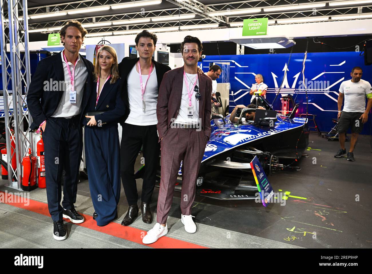 7/29/2023 - Schauspieler Jack Fox, George Webster und Alexander Vlahos in der Maserati MSG Renngarage während der Formel E Runde 15 - London E-Prix in, . (Foto: Sam Bagnall/Motorsport Images/Sipa USA) Guthaben: SIPA USA/Alamy Live News Stockfoto