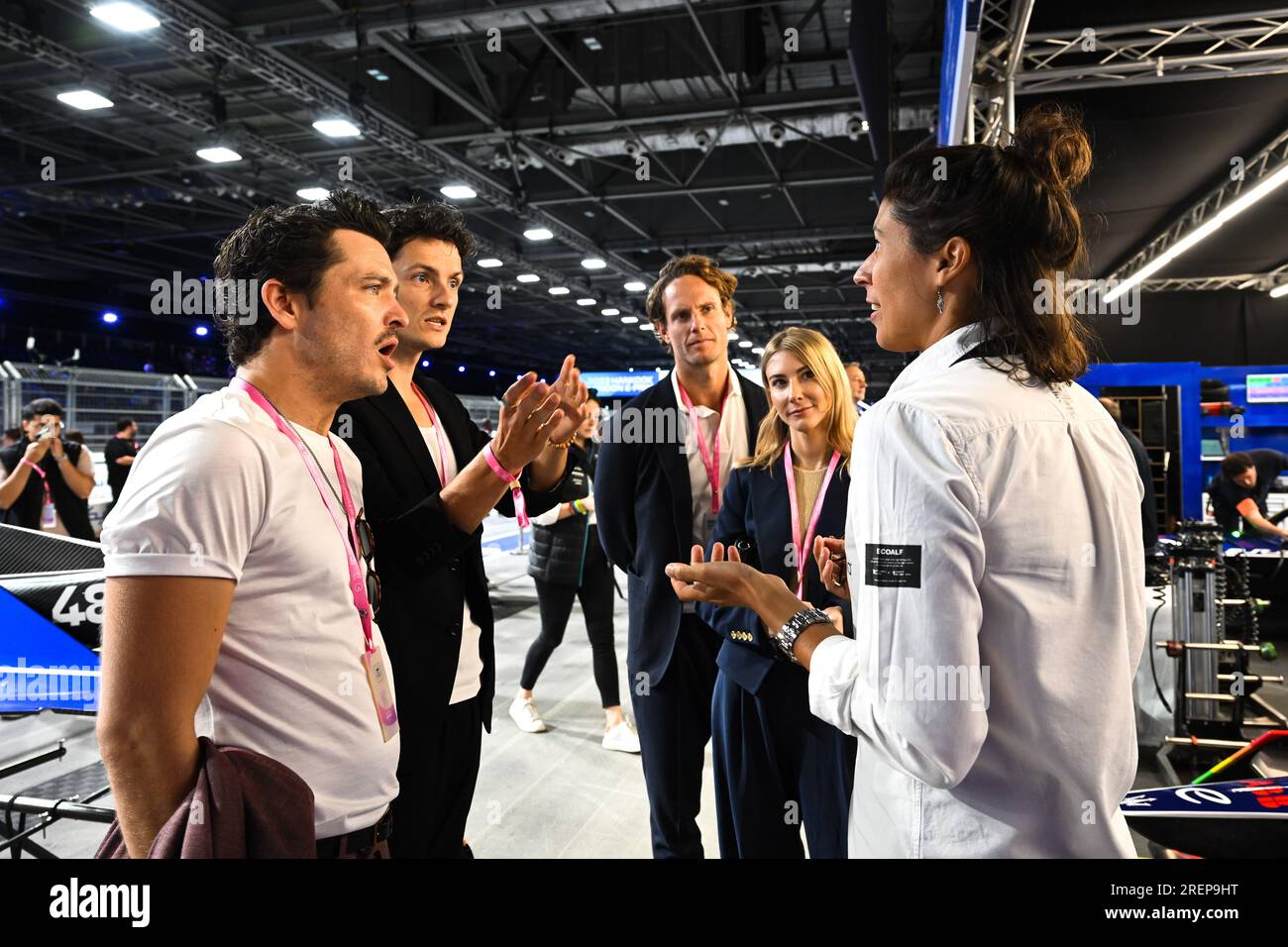 7/29/2023 - Schauspieler Alexander Vlahos, George Webster und Jack Fox sprechen während der Formel-E-Runde 15 mit einem Mitglied des Maserati MSG Racing Teams - London E-Prix in, . (Foto: Sam Bagnall/Motorsport Images/Sipa USA) Guthaben: SIPA USA/Alamy Live News Stockfoto