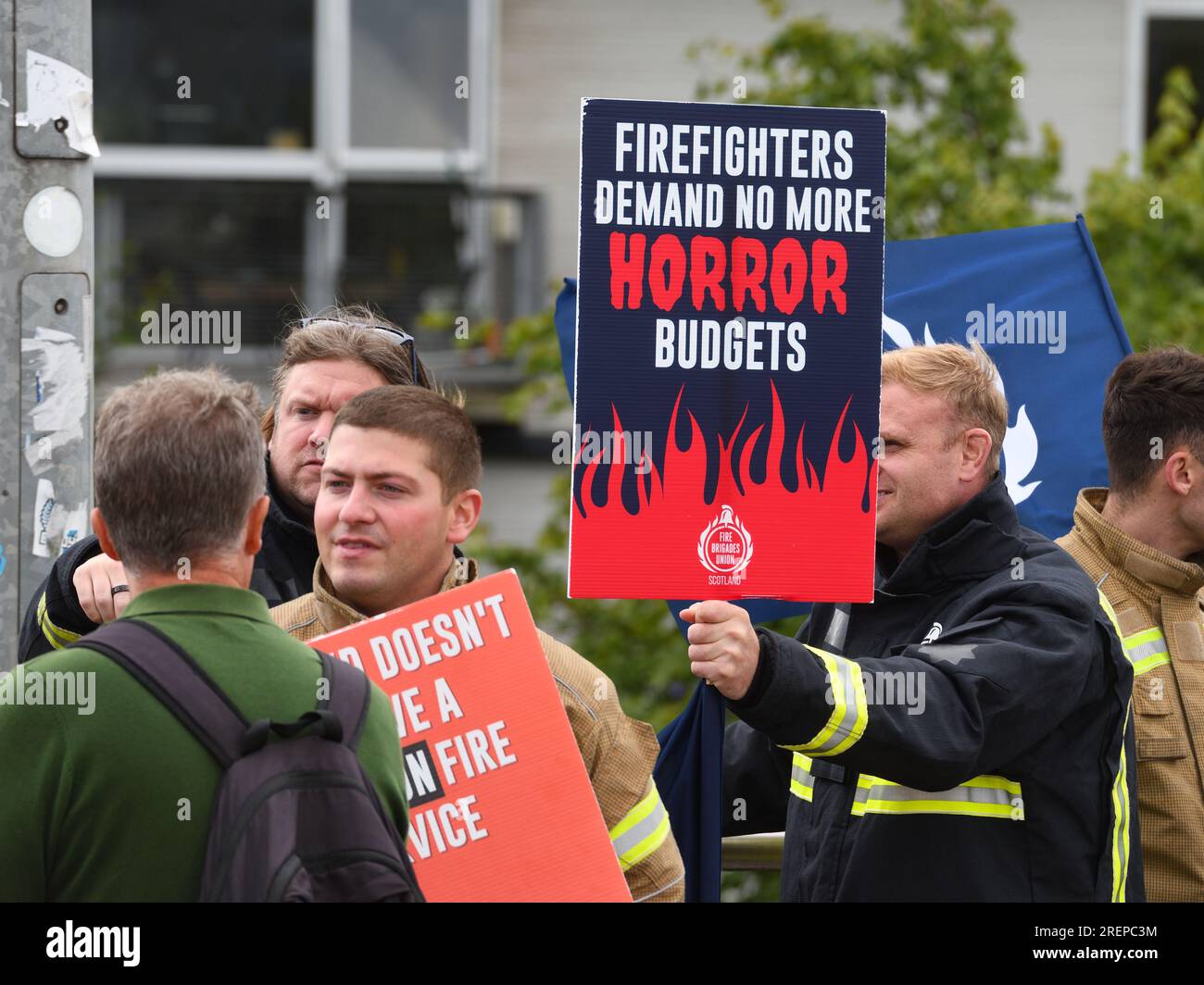 29., Juli 2023. Glasgow, Schottland, Großbritannien. Die Feuerwehr der Union Scottish Branch protestiert gegen die vorgeschlagenen Kürzungen der Rettungsaktion für den Fluss, von denen sie behaupten, dass sie Leben kosten werden. Diese Aktion wurde von der Glasgow Humane Society und dem ehemaligen Retter George Parsonage unterstützt. Die Humane Society hatte ein kleines Kontingent von Booten auf dem Fluss an der Glasgow/Clyde Arc Bridge. Kredit. Douglas Carr/Alamy Live News Stockfoto