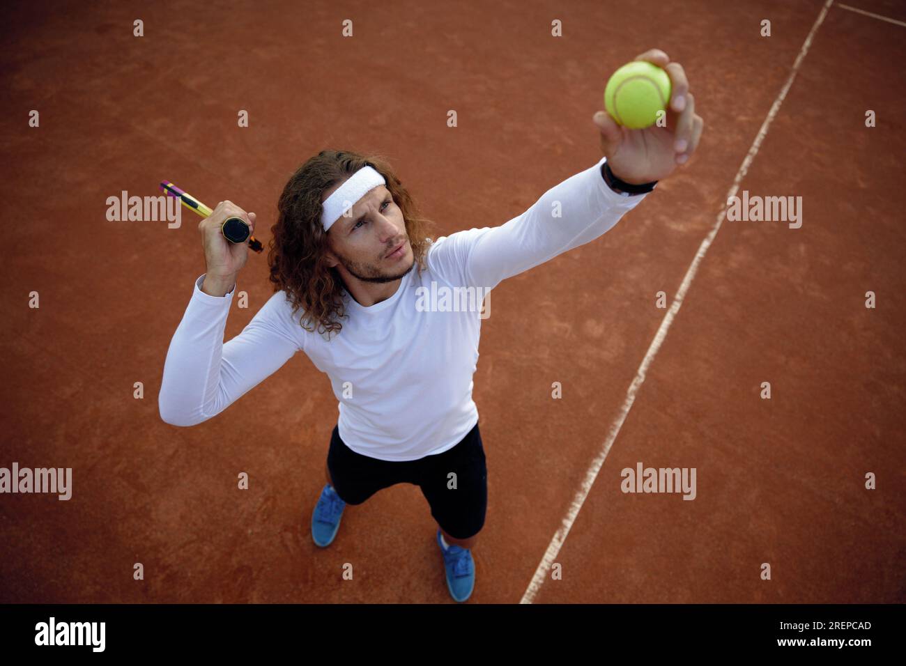 Blick auf den Engel vom männlichen Tennisspieler, der Ball servierte Stockfoto