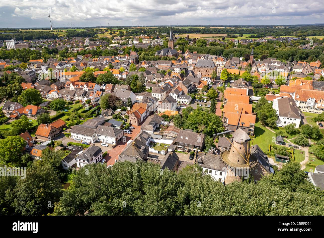 Stadtansicht mit Stadtwindmühle aus der Luft, Kalkar, Niederrhein, Nordrhein-Westfalen, Deutschland, Europa | Kalkar und Kalkar aus der Vogelperspektive Stockfoto