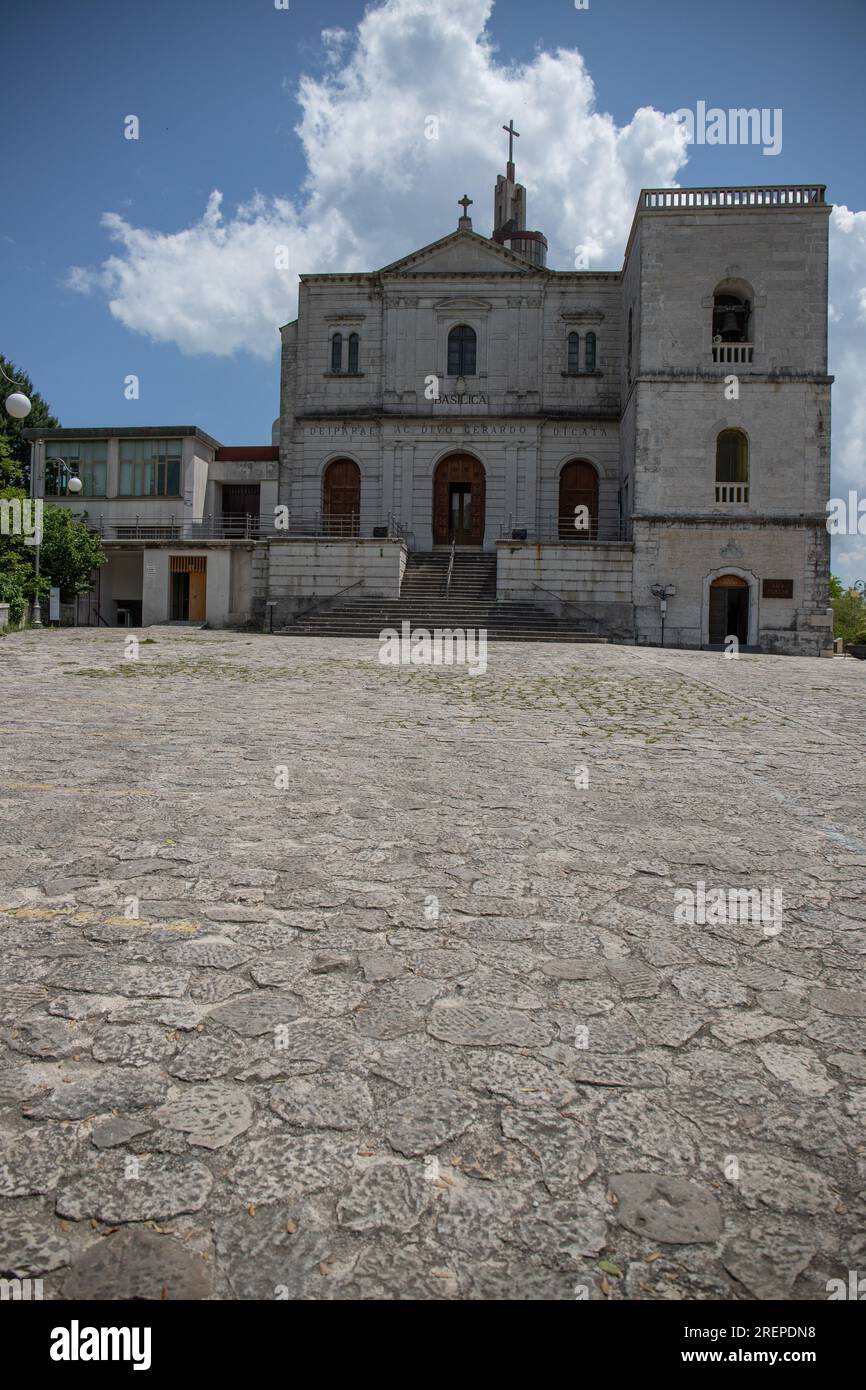 Heilige Oase: Süditalienische Pilgerdoms inmitten atemberaubender Landschaften Stockfoto