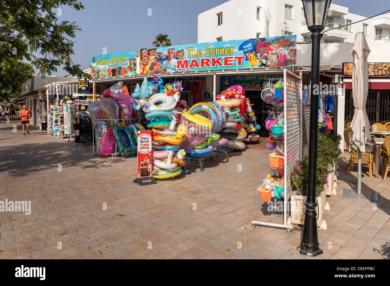 Auf Sa Coma, Mallorca (Mallorca), Balearen, Spanien, könnt ihr farbenfrohe Schlauchboote und Strandspielzeug kaufen. Europa Stockfoto