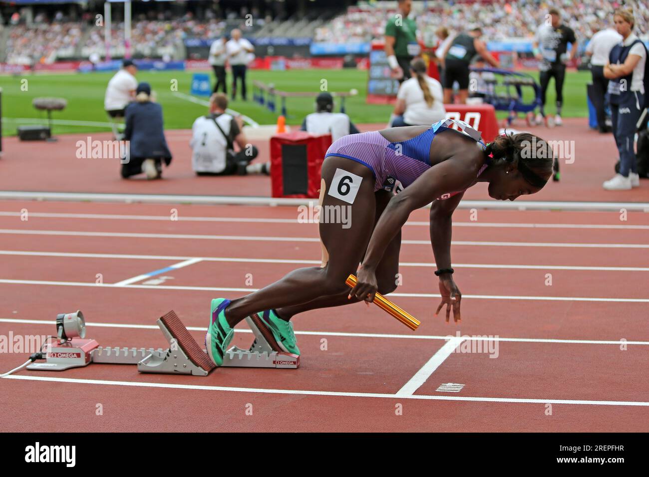 Annie TAGOE auf der ersten Etappe für das Team Großbritannien 1 im weiblichen 4 x 100m Relay Final bei der 2023, IAAF Diamond League, Queen Elizabeth Olympic Park, Stratford, London, Großbritannien. Stockfoto