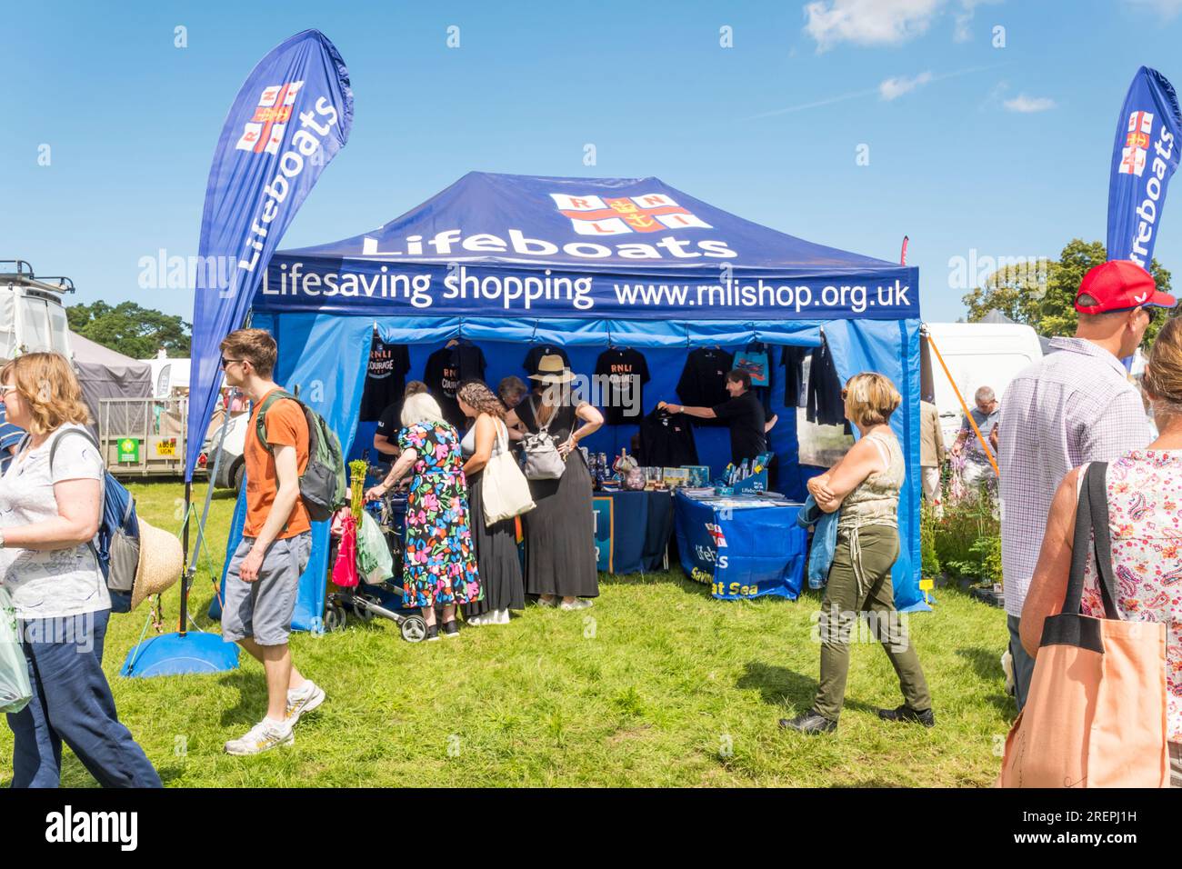 Ein Zelt verkauft RNLI-Waren, um Geld bei der Sandringham Flower Show zu sammeln. Stockfoto