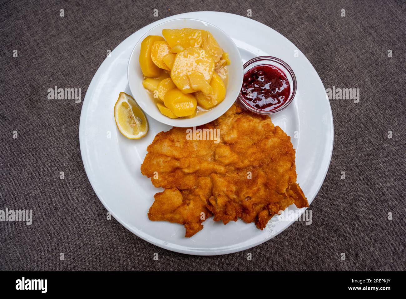 Wiener Schnitzel wird in einem Restaurant in Wien, Österreich, serviert Stockfoto