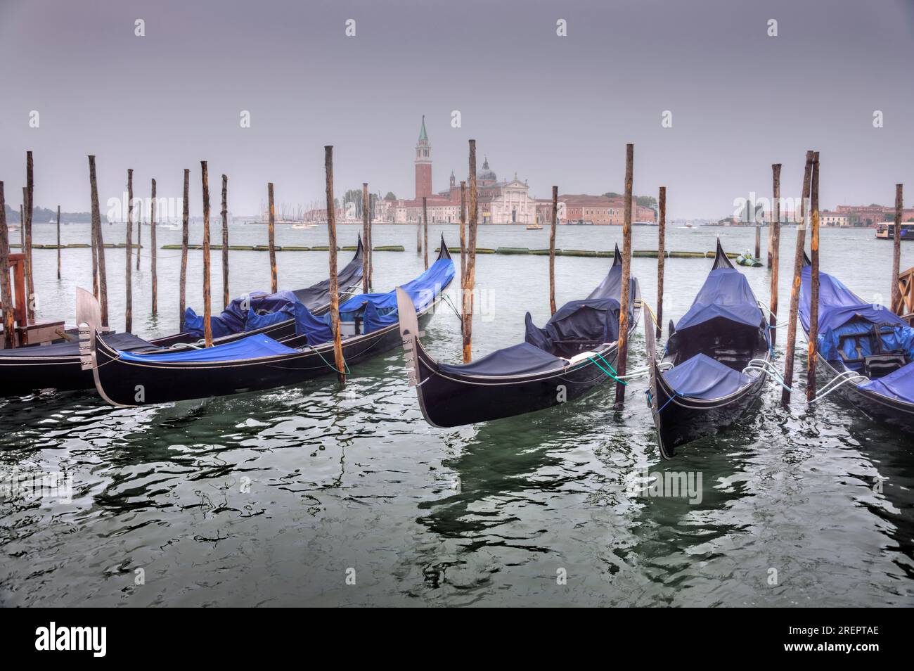 Gondeln an Regentagen auf der piazza San Giorgio Maggiore in Venedig, Italien. Stockfoto