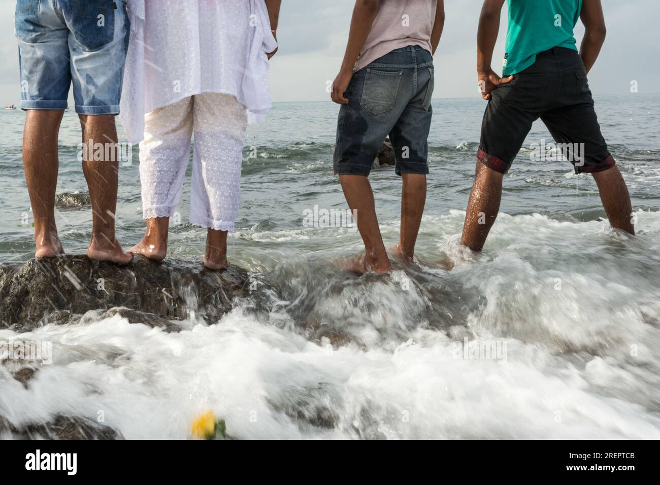 Salvador, Bahia, Brasilien - 02. Februar 2017: Auf den Felsen am Strand Rio Vermelho sehen Sie ehrwürdige Anhänger, die Iemanja ehren. Stadt von Stockfoto