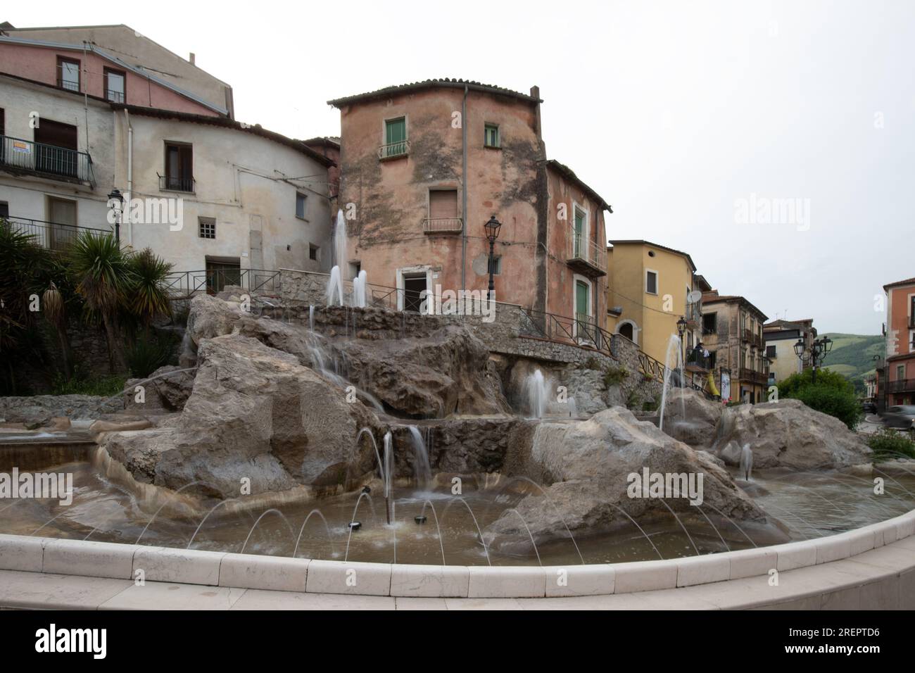 Italienisches Bergdorf, die Altstadt mit den historischen Häusern und engen Gassen in Polla, Kampanien, Salerno, Italien Stockfoto