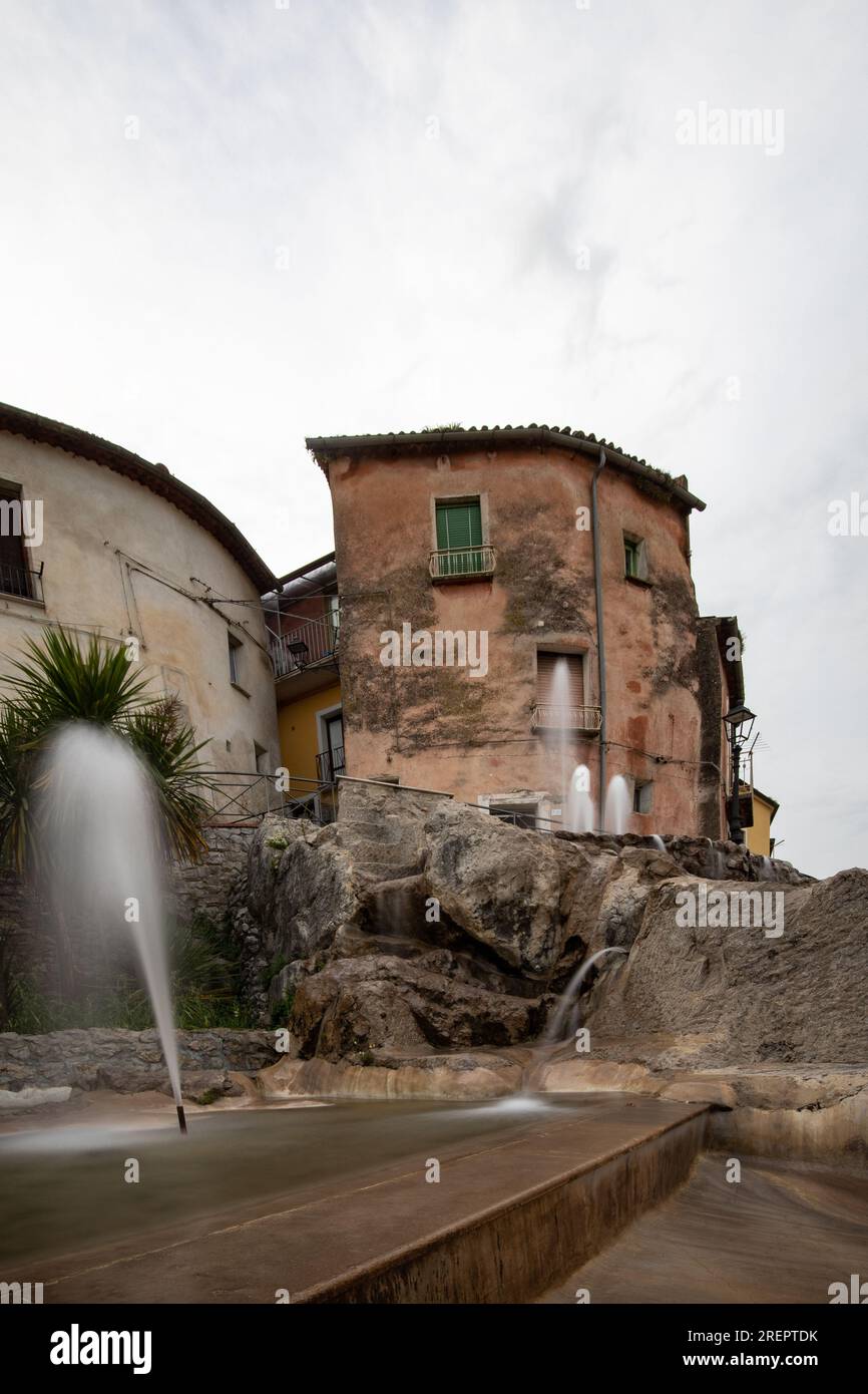 Italienisches Bergdorf, die Altstadt mit den historischen Häusern und engen Gassen in Polla, Kampanien, Salerno, Italien Stockfoto