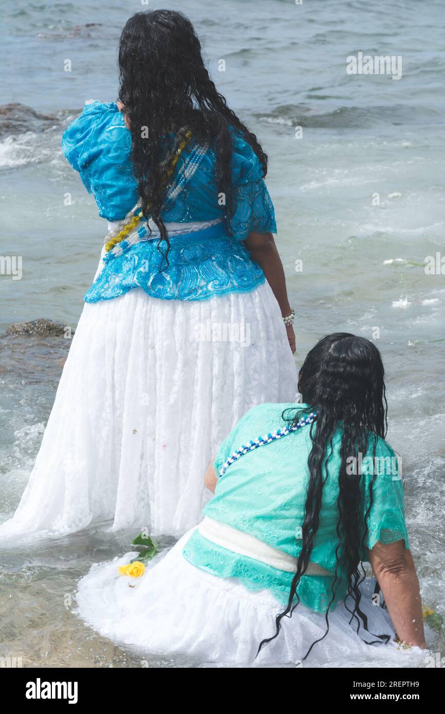 Salvador, Bahia, Brasilien - 02. Februar 2017: Während des Iemanja Festivals in Salv sehen Sie Kerzenmenschen beim Baden im Wasser des Rio Vermelho Beach Stockfoto