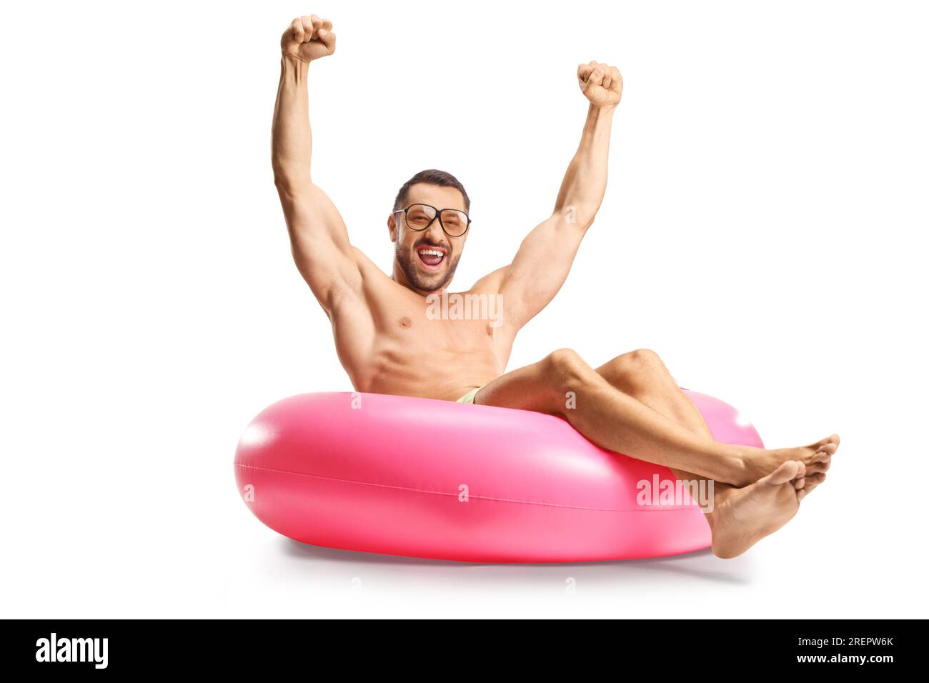 Ein hübscher junger Mann, der auf einem Schwimmring sitzt und das Glück auf weißem Hintergrund zeigt Stockfoto