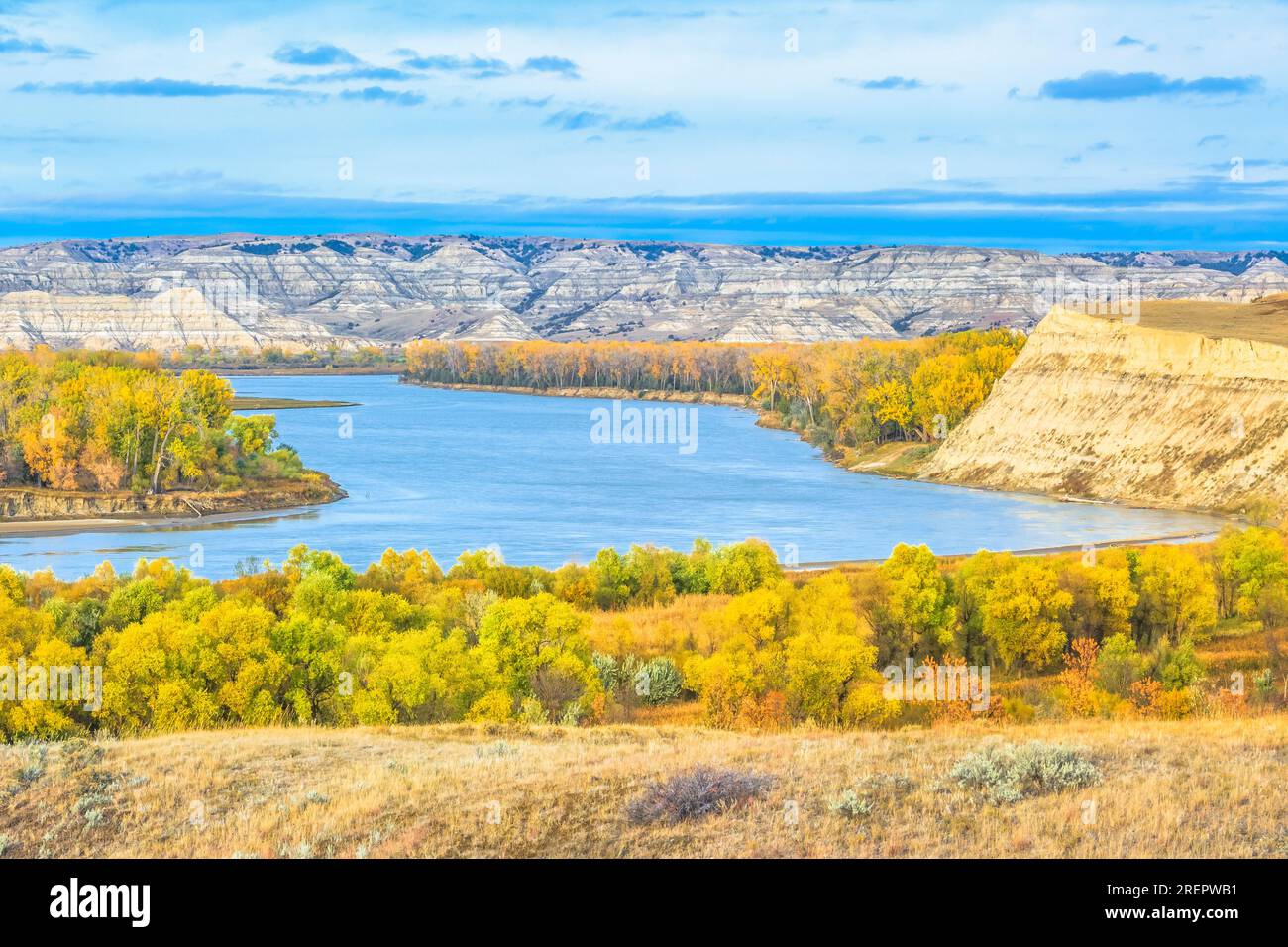 Herbstfarben und Badlands am missouri River bei bainville, montana Stockfoto