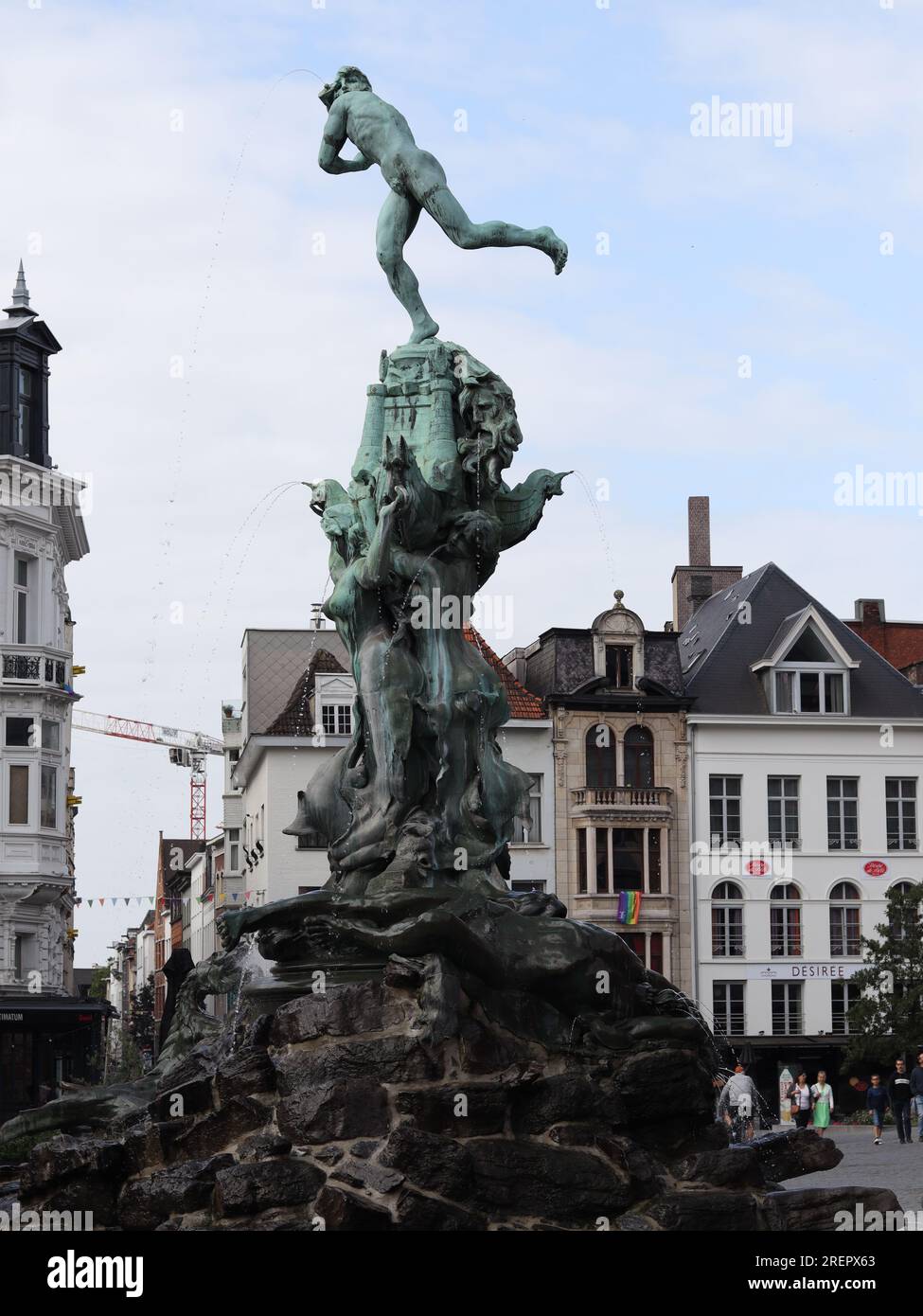 Der Brabofontein (Brabo-Brunnen) befindet sich am Grote Markt (Hauptplatz) von Antwerpen, Belgien, vor dem Rathaus. Stockfoto