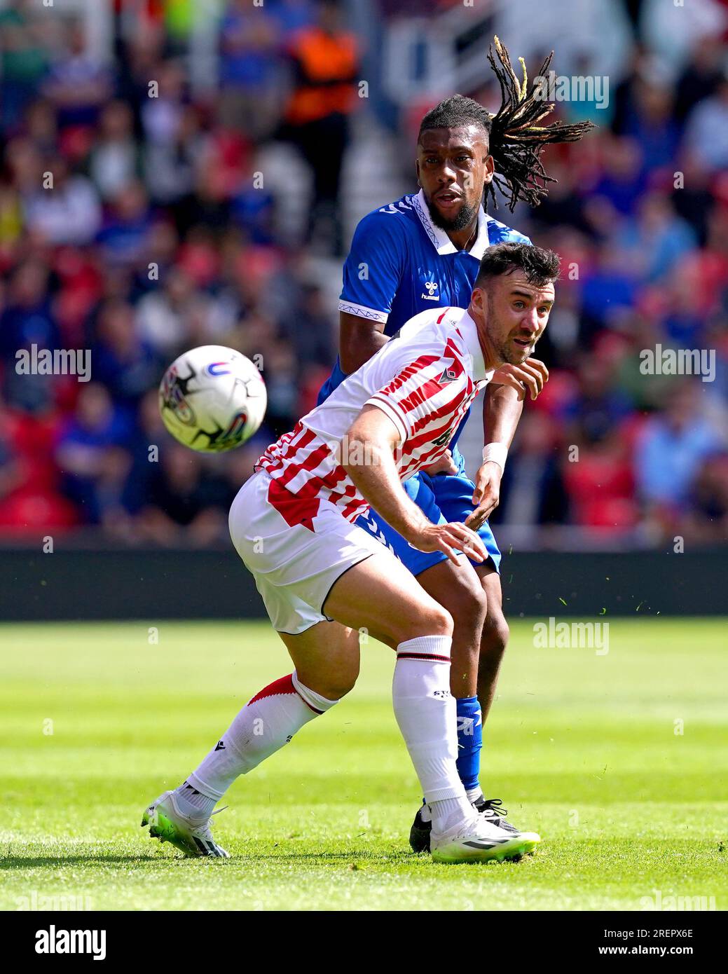 Alex Iwobi von Everton und Enda Stevens von Stoke City kämpfen während des Vorsaison-freundlichen Spiels im bet365 Stadium, Stoke-on-Trent, um den Ball. Bilddatum: Samstag, 29. Juli 2023. Stockfoto