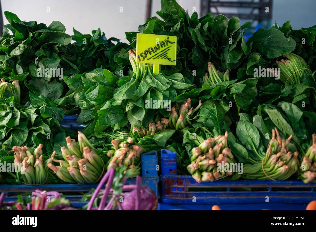 Verkauf von frischem Spinat auf dem traditionellen türkischen Bauernmarkt, eine Theke gefüllt mit frischem Obst Stockfoto