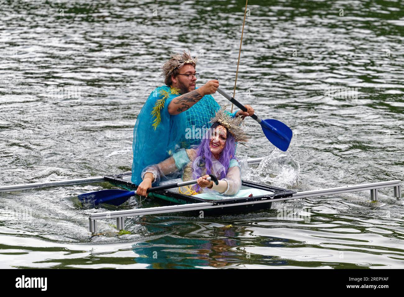 Moers, Deutschland. 29. Juli 2023. Das Team „Divine Sea Pollution“ kämpft beim Moers Bathtub Race 14. im natürlichen Schwimmbad Bettenkamper Meer um den Sieg. Die Teilnehmer des Badewannenrennen müssen eine Strecke von 100m km in Zweierteams meistern. Kredit: Henning Kaiser/dpa/Alamy Live News Stockfoto Moers, Deutschland. 29. Juli 2023. Das Team „Divine Sea Pollution“ kämpft beim Moers Bathtub Race 14. im natürlichen Schwimmbad Bettenkamper Meer um den Sieg. Die Teilnehmer des Badewannenrennen müssen eine Strecke von 100m km in Zweierteams meistern. Kredit: Henning Kaiser/dpa/Alamy Live News Stockfoto