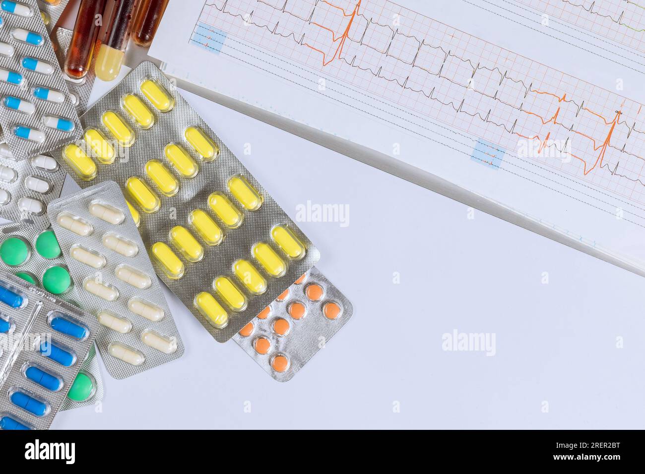 Diagnose Prävention von Herz-Kreislauf-Erkrankungen Herz-EKG Kardiogrammkarte, Medikamente Pille für eine Behandlung Stockfoto