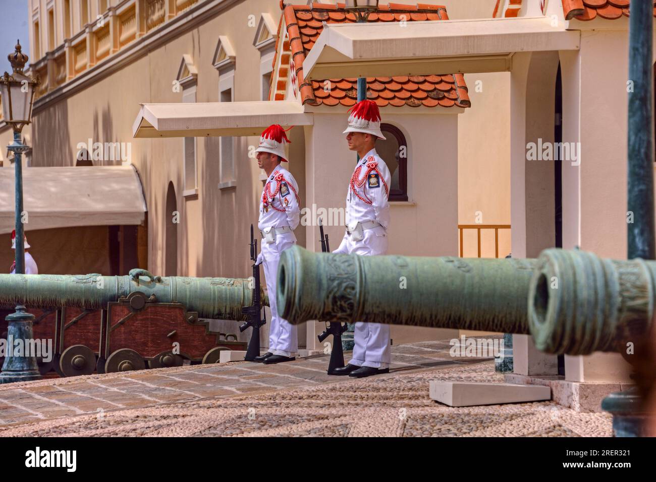 Monte Carlo, Monaco, Französische Riviera - 26. Mai 2016: Wachen und Kanonen am Prinzenpalast auf dem Palastplatz in Monte Carlo, Monaco. Stockfoto