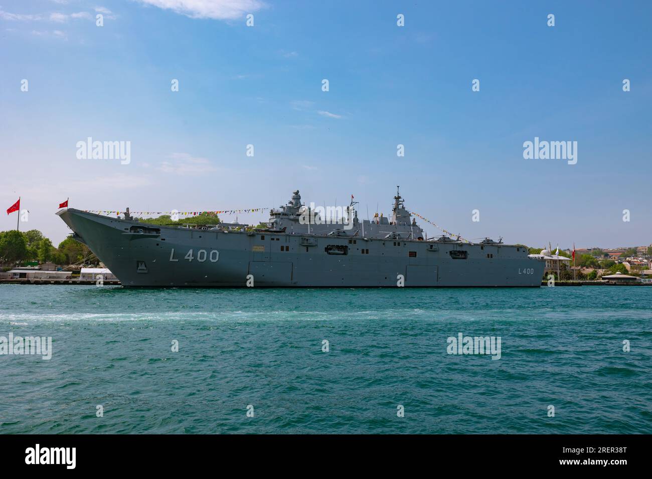 TCG Anadolu oder L400. Kriegsschiff der türkischen Marine in der Nähe des Hafens von Sirkeci. Istanbul Turkiye - 5.24.2023 Stockfoto