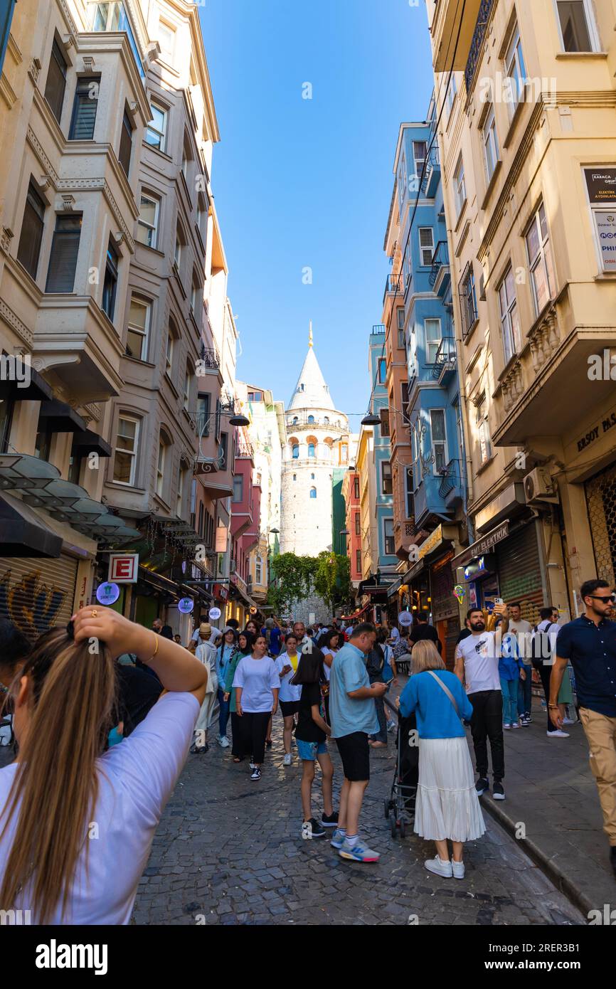 Besuchen Sie istanbul Concept Photo. Galata Tower Straße mit Touristen. Istanbul Turkiye - 7.15.2023 Stockfoto
