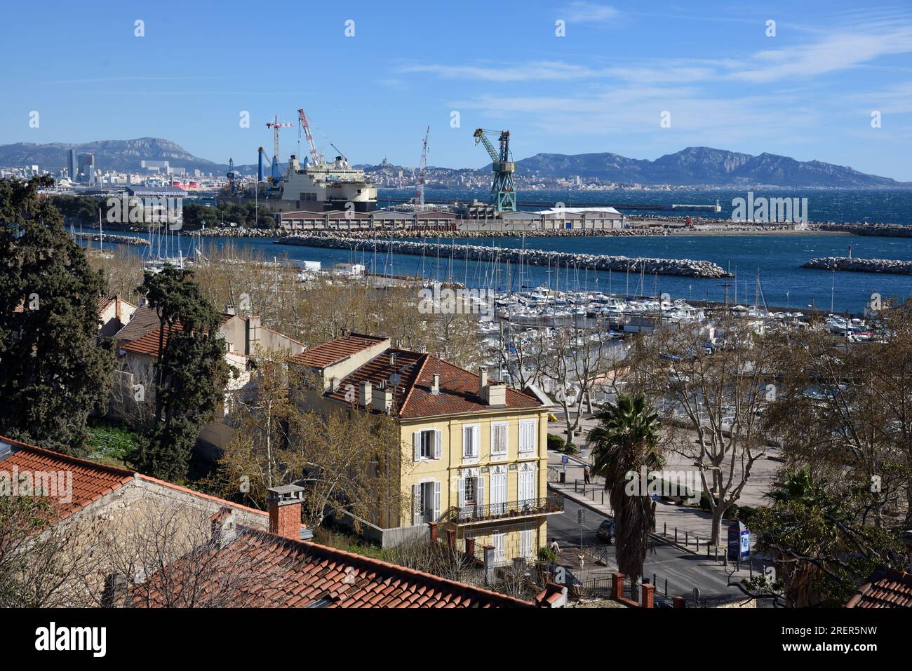 Hafen von Marseille, Dock oder Docks & Bucht von Marseille vom Estaque Marseille Frankreich Stockfoto