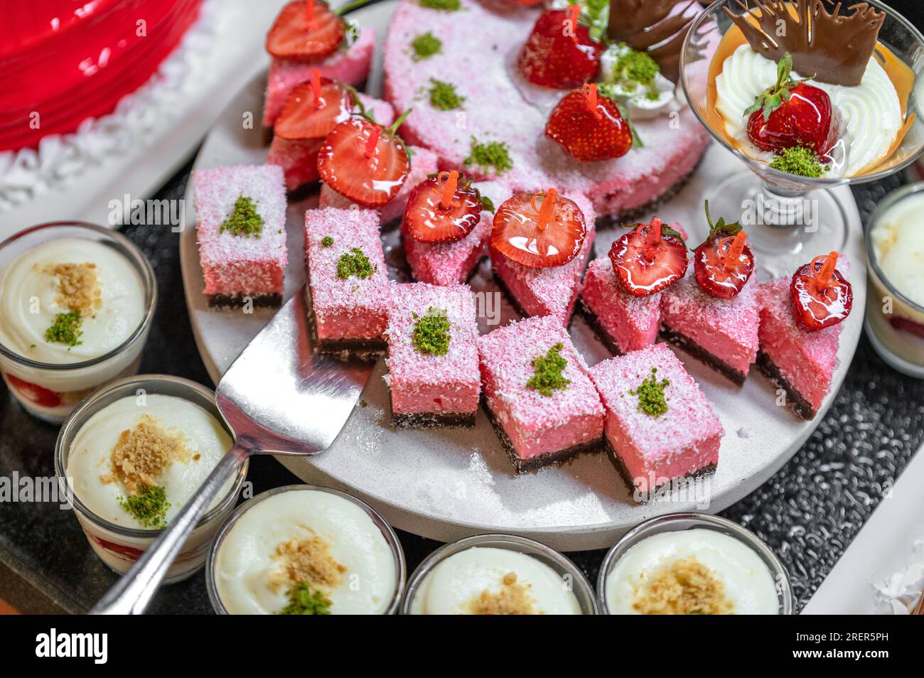 Süßes Gebäck am offenen Buffet in der Türkei. Viele verschiedene Kuchen im traditionellen türkischen Stil. All-Inclusive- und Übergewichtskonzept. Ausgewählter Fokus, Stockfoto
