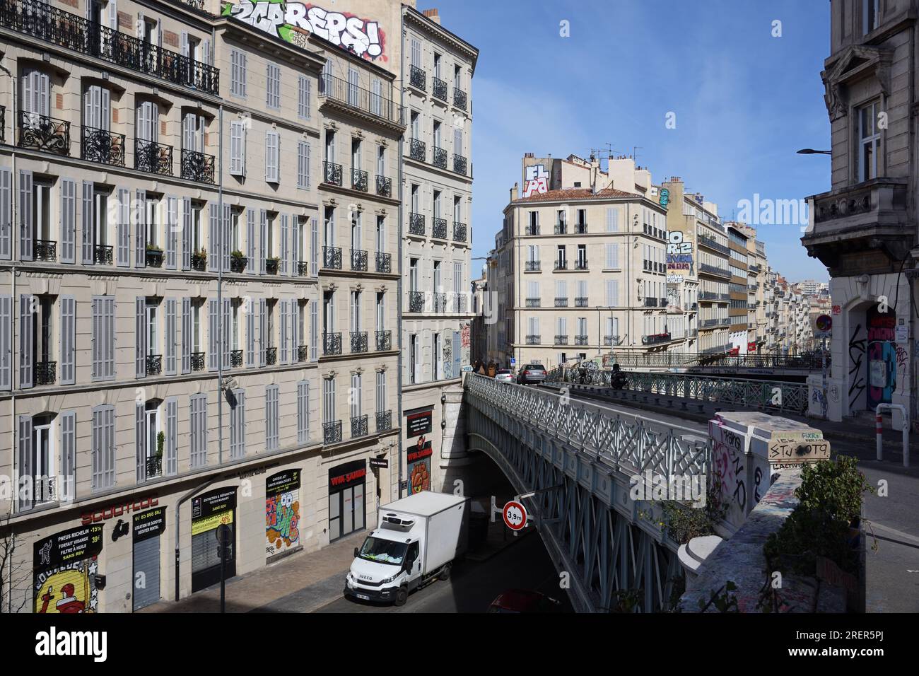 Apartmentgebäude im Haussmann-Stil und Brücke über den Cours Lieutaud, einem HauptBoulevard oder einer Avenue zwischen Noailles und La Plaine Marseille Frankreich Stockfoto