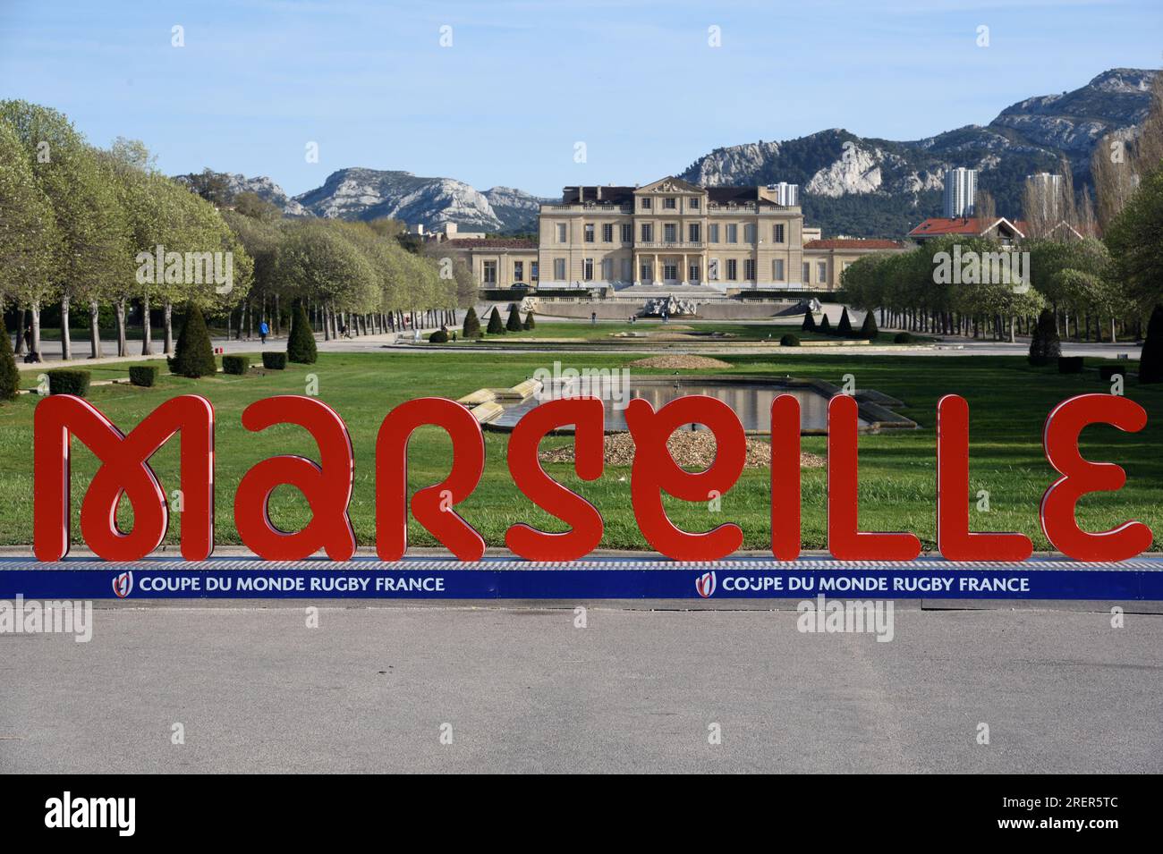 Riesige rote Zeichen-Buchstaben Marseille vor dem Chateau Borely, Park und Garten Marseille Frankreich Stockfoto
