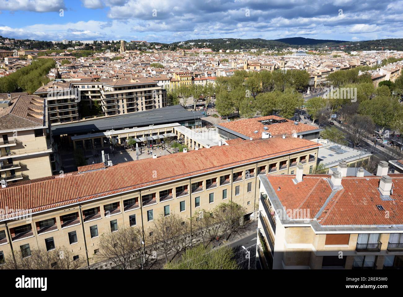 Blick aus der Vogelperspektive auf das moderne Einkaufsviertel, die Provence Allées, Aix-en-Provence, die Altstadt oder das historische Viertel im Hintergrund der Provence Frankreich Stockfoto