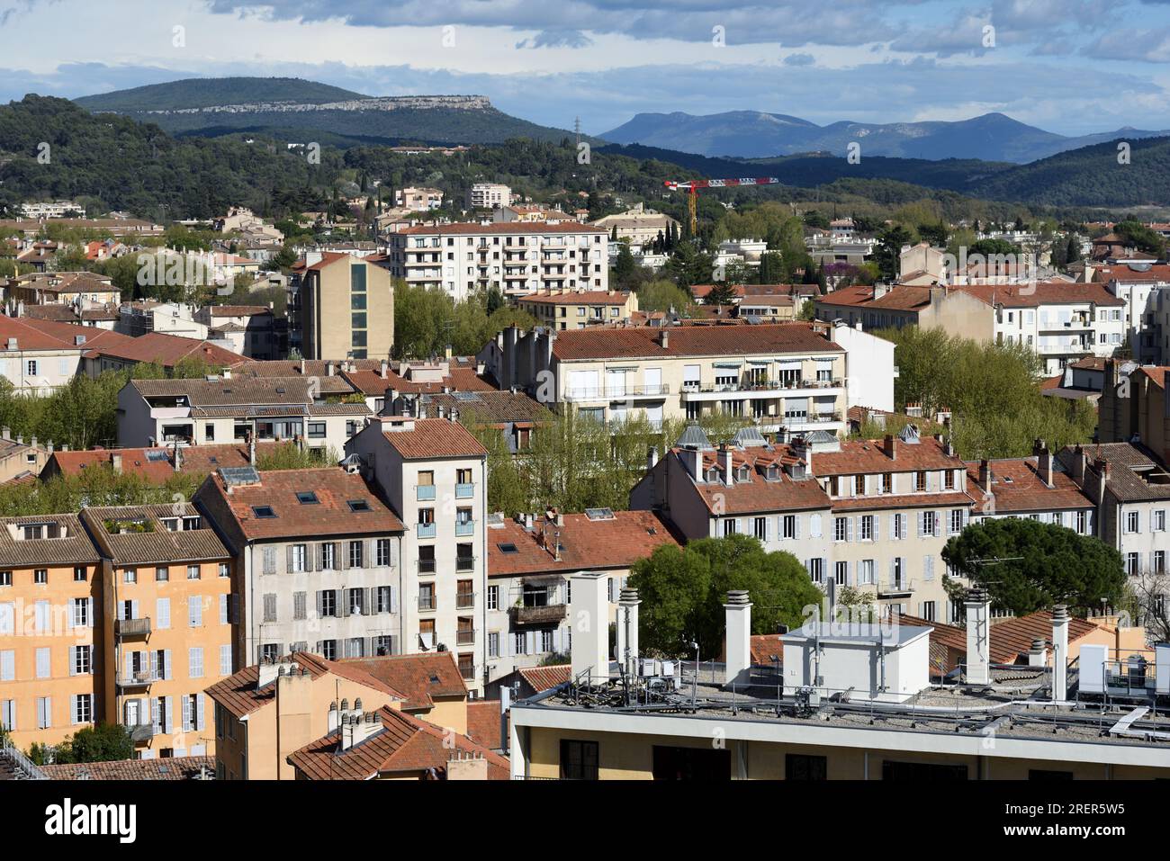 Umliegende Hügel und Panorama, Panoramaaussicht, Luftaufnahme oder Panoramaaussicht über Aix oder Aix-en-Provence Frankreich Stockfoto