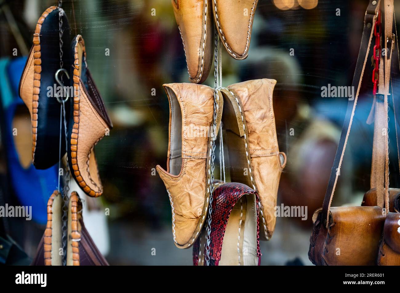 Türkische Lederschuhe auf dem Straßenmarkt in der Schuhmacherei Stockfoto