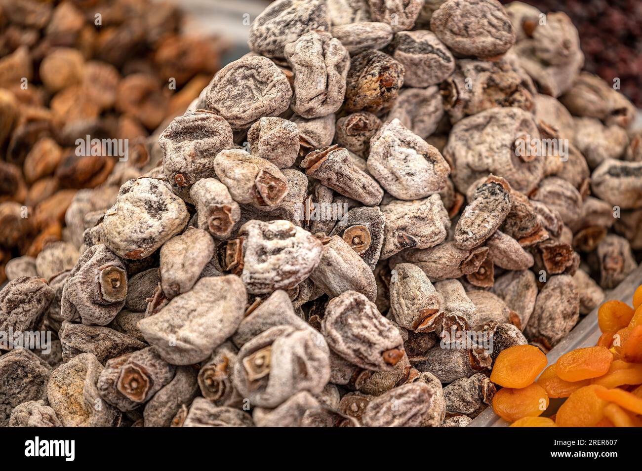 Getrocknete Persimonen auf dem Straßenmarkt. Süße, appetitanregende, gesunde getrocknete Persimone Stockfoto